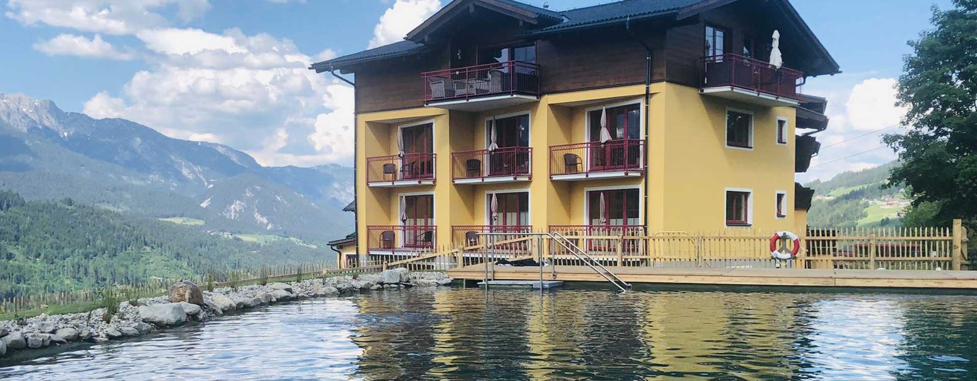 Erwachsenenhotel Burgfellnerhof direkt an einem Schwimmteich in der Steiermark
